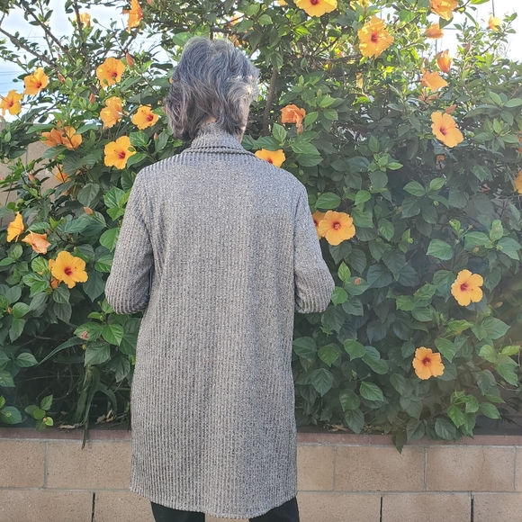 COVINGTON gray long sleeve textured cardigan Med travel office casual - Picture 2 of 6